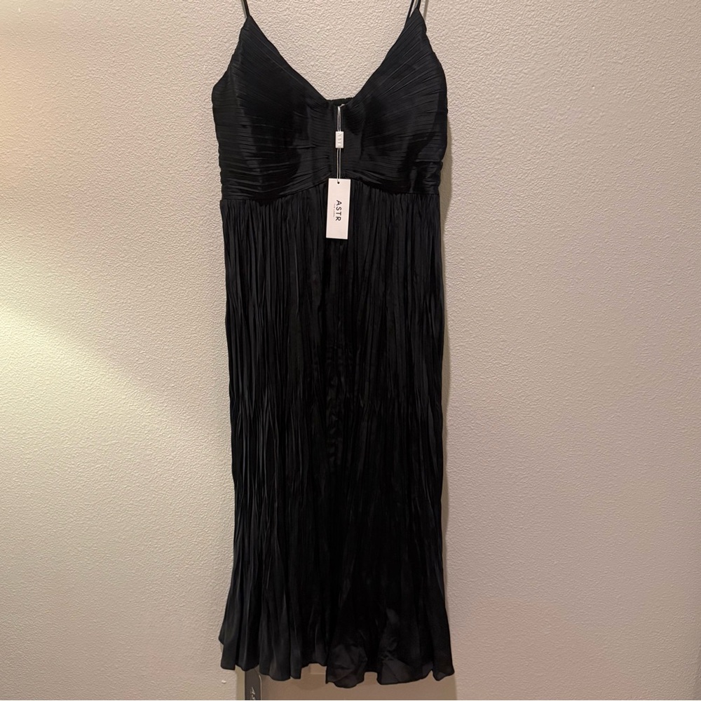 NWT ASTR The Label “Maeve” pleated midi dress in black - Size L